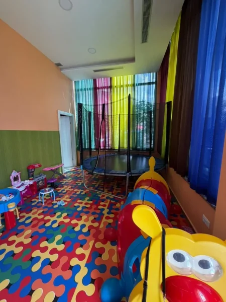 Tirane, jepet me qera ambjent biznesi Kati 0, 100 m² 700 € (Allias)