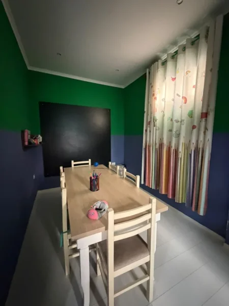 Tirane, jepet me qera ambjent biznesi Kati 0, 100 m² 700 € (Allias)