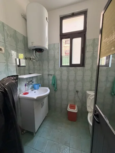 Tirane, jepet me qera ambjent biznesi Kati 0, 100 m² 700 € (Allias)
