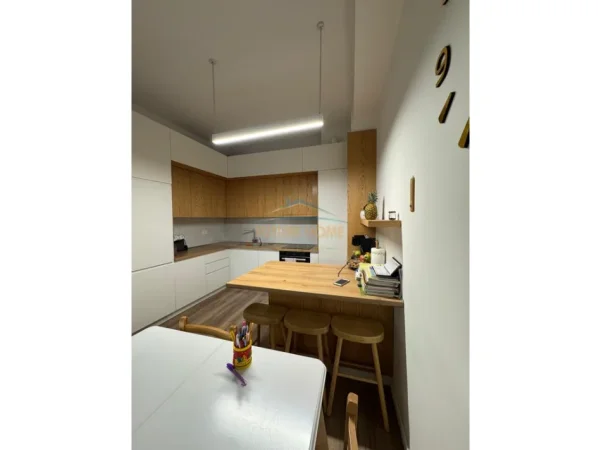 Tirane, shes apartament 2+1+Ballkon Kati 5, 133 m² 360.000 € (Luxor 3)