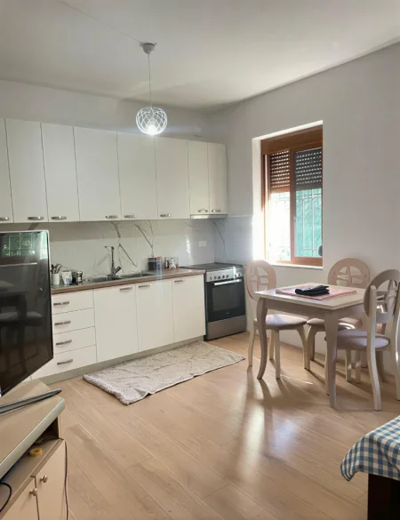 Tirane, jepet me qera apartament 2+1+Ballkon Kati 1, 120 m² 450 € (Selitë e Vogël, pranë Xhamisë)