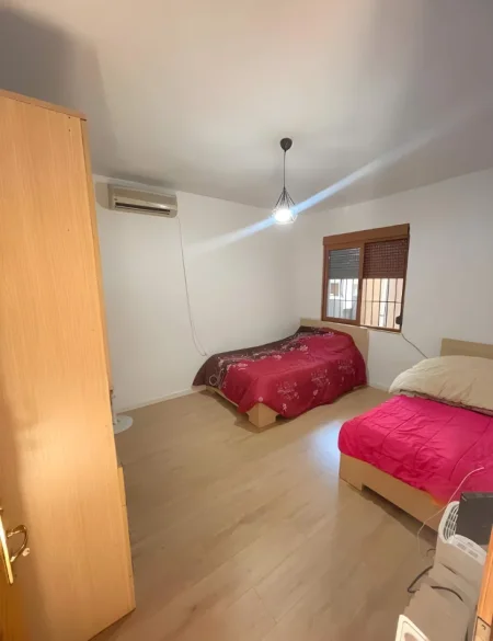 Tirane, jepet me qera apartament 2+1+Ballkon Kati 1, 120 m² 450 € (Selitë e Vogël, pranë Xhamisë)