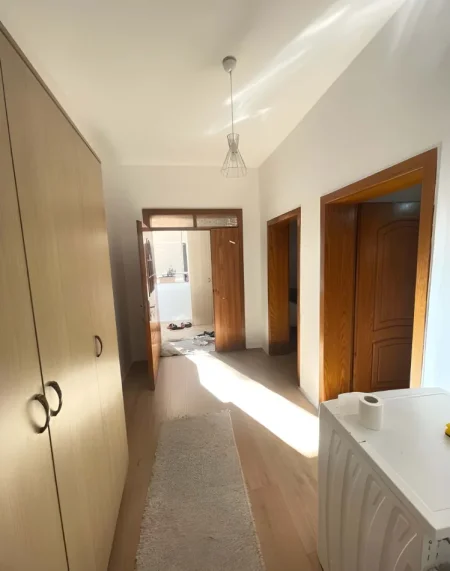 Tirane, jepet me qera apartament 2+1+Ballkon Kati 1, 120 m² 450 € (Selitë e Vogël, pranë Xhamisë)