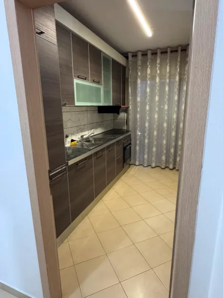 Tirane, jepet me qera nga Pronari, pa-komision apartament 2+1+Aneks+Ballkon Kati 3, 520 €