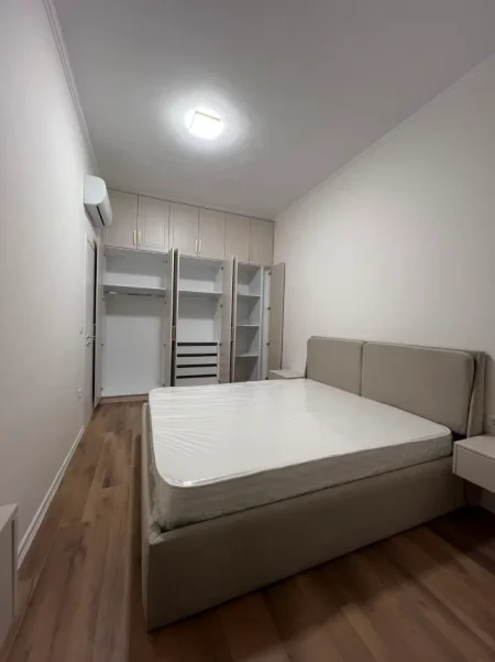 Tirane, jepet me qera apartament 1+1 Kati 5, 580 € (Laprake)