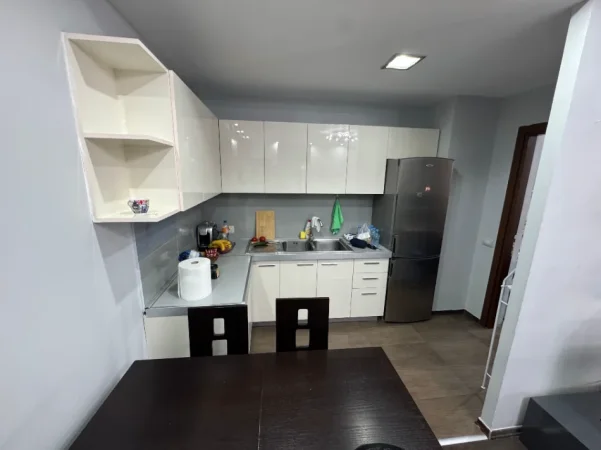 Tirane, jepet me qera apartament 2+1 Kati 9, 550 € (ish fusha e aviacionit)