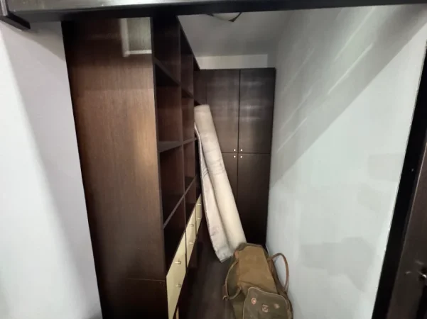 Tirane, jepet me qera apartament 2+1 Kati 9, 550 € (ish fusha e aviacionit)