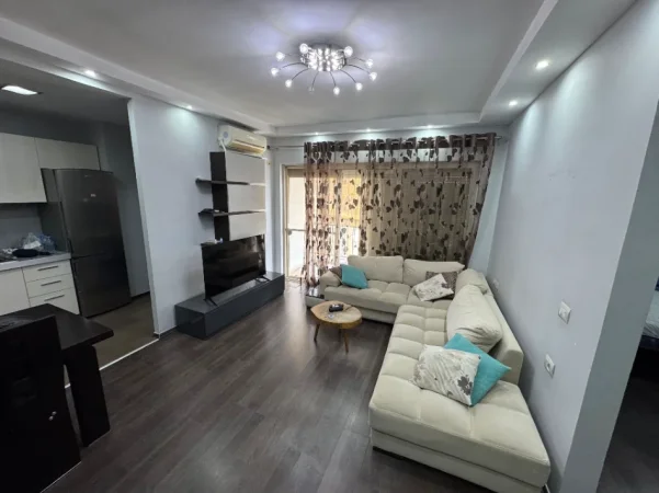 Tirane, jepet me qera apartament 2+1 Kati 9, 550 € (ish fusha e aviacionit)