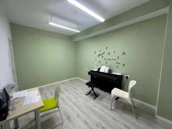 Tirane, jepet me qera zyre , 92 m² 1.000 € (stadiumi dinamo , sheshi willson)