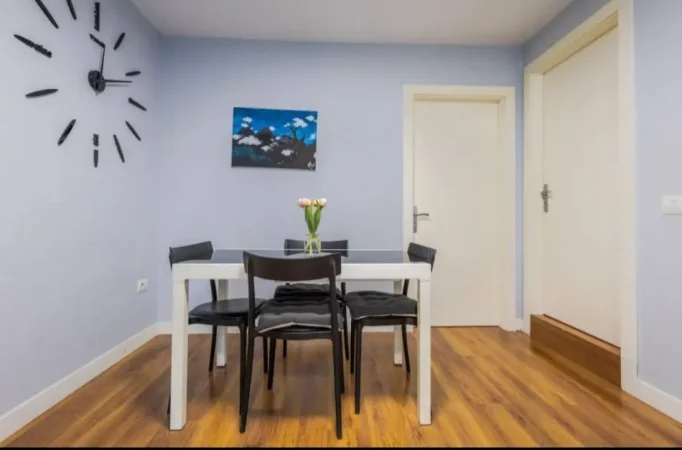 Tirane, jepet me qera apartament 2+1 , 90 m² 1.000 € (prane Sheshit Wilson)