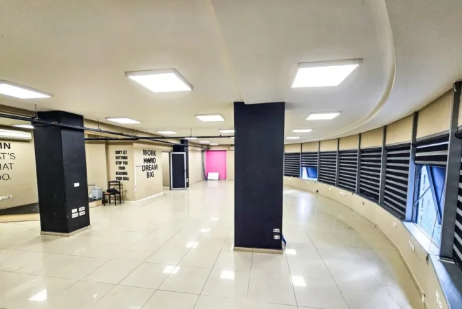 Tirane, jepet me qera ambjent biznesi Kati 5, 300 m² 2.600 € (Rruga e Dibrës)