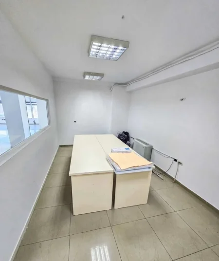 Tirane, jepet me qera ambjent biznesi Kati 5, 300 m² 2.600 € (Rruga e Dibrës)