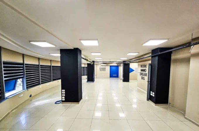 Tirane, jepet me qera ambjent biznesi Kati 5, 300 m² 2.600 € (Rruga e Dibrës)