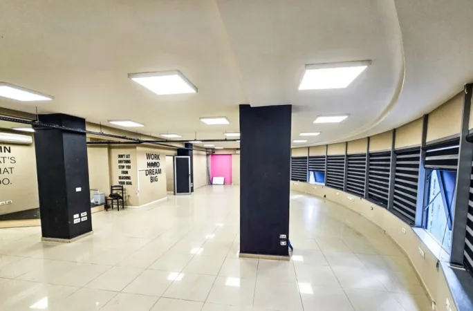 Tirane, jepet me qera ambjent biznesi Kati 5, 300 m² 2.600 € (Rruga e Dibrës)