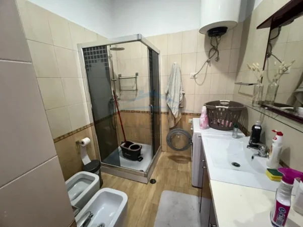 Tirane, jepet me qera apartament 2+1 Kati 4, 94 m² 630 € (KODRA E DJELLIT)
