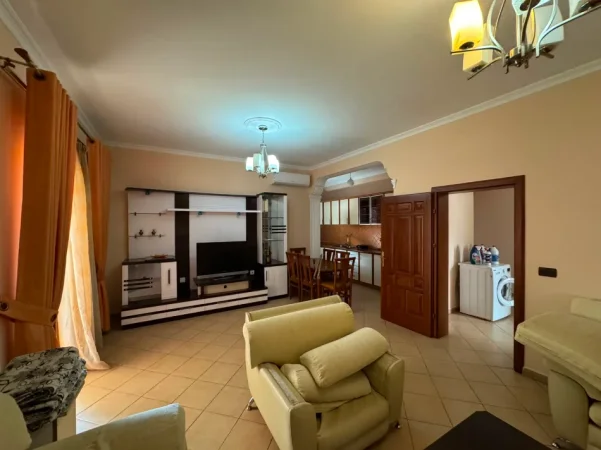 Tirane, jepet me qera Vile 2+1+Aneks+Ballkon Kati 2, 148 m² 500 € (ne rrugen Ram Sadria Tirane.)