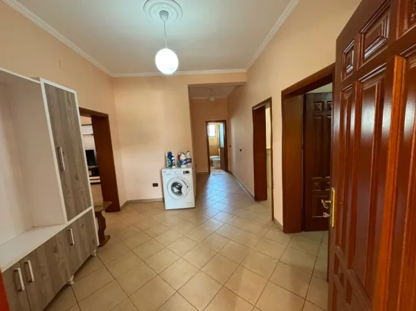 Tirane, jepet me qera Vile 2+1+Aneks+Ballkon Kati 2, 148 m² 500 € (ne rrugen Ram Sadria Tirane.)
