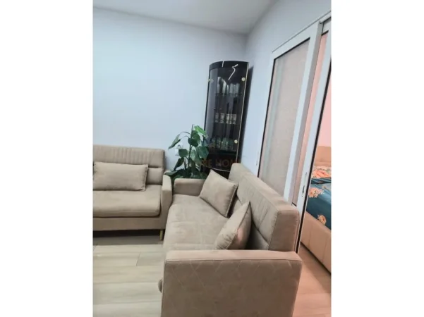 Tirane, jepet me qera apartament 2+1 Kati 1, 88 m² 500 € (ISH PARKU I AUTOBUZAVE)