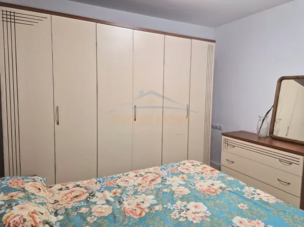 Tirane, jepet me qera apartament 2+1 Kati 1, 88 m² 500 € (ISH PARKU I AUTOBUZAVE)