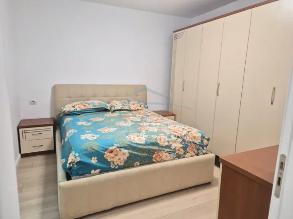 Tirane, jepet me qera apartament 2+1 Kati 1, 88 m² 500 € (ISH PARKU I AUTOBUZAVE)