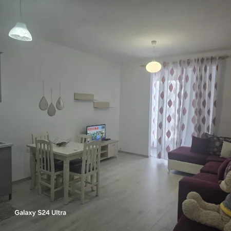 Tirane, jepet me qera apartament 1+1 Kati 2, 65 m² 40.000 Lek (Bar Sorriso ne Astir)