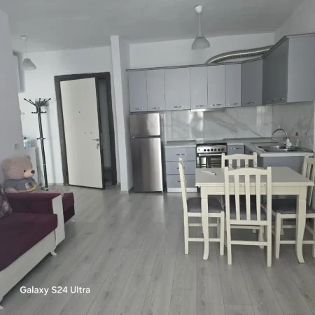 Tirane, jepet me qera apartament 1+1 Kati 2, 65 m² 40.000 Lek (Bar Sorriso ne Astir)