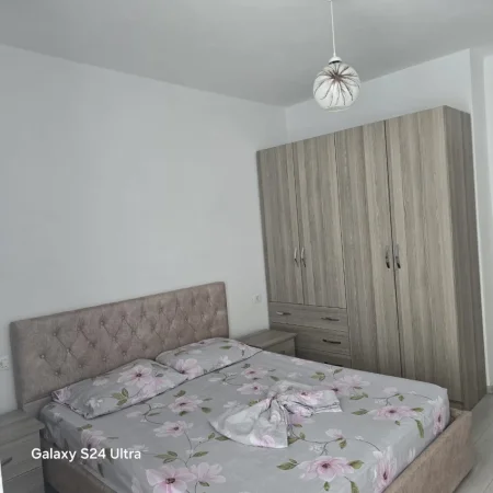 Tirane, jepet me qera apartament 1+1 Kati 2, 65 m² 40.000 Lek (Bar Sorriso ne Astir)