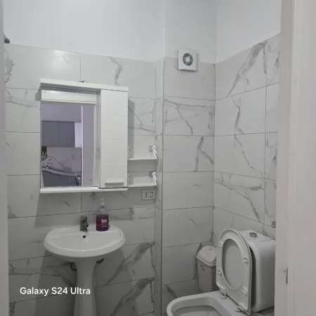 Tirane, jepet me qera apartament 1+1 Kati 2, 65 m² 40.000 Lek (Bar Sorriso ne Astir)