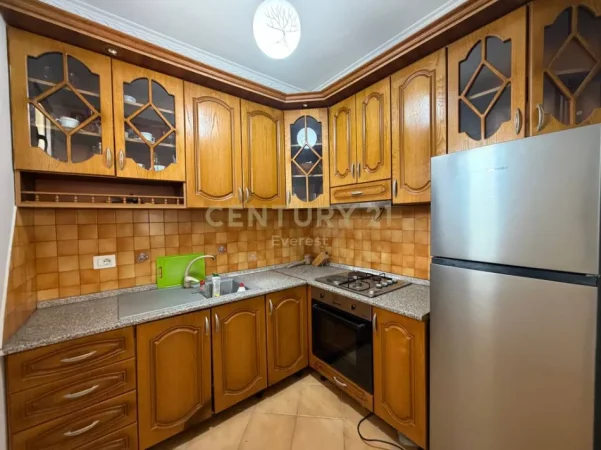 Tirane, shes ALI DEMI – APARTAMENT 1+1 NË SHITJE 135.000 €