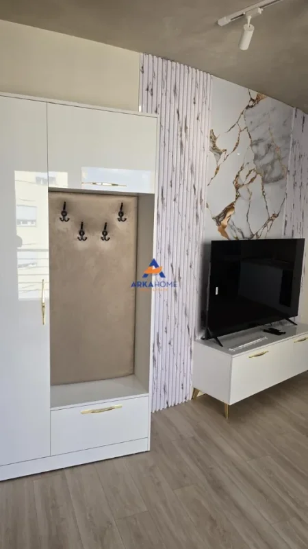Tirane, jepet me qera apartament 1+1+Ballkon Kati 8, 70 m² 630 € 