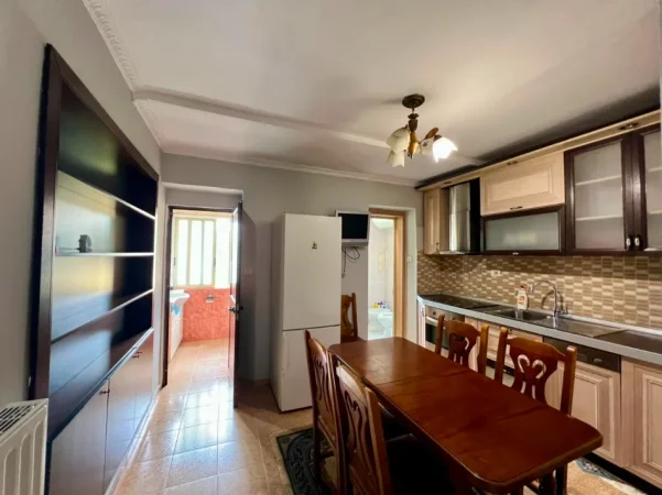 Tirane, jepet me qera apartament 2+1 Kati 4, 85 m² 700 € (Pazari i ri)