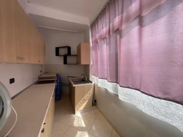 Tirane, jepet me qera apartament 1+1+Ballkon Kati 6, 63 m² 300 € (Fresk)