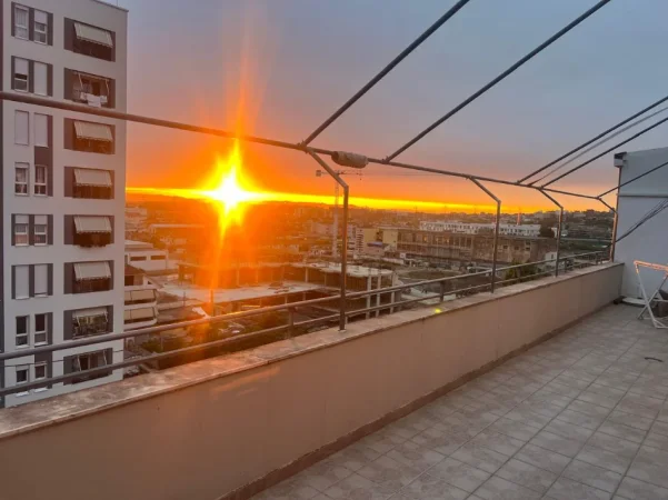 Tirane, jepet me qera apartament 2+1+Ballkon Kati 8, 115 m² 700 € (5 maji)