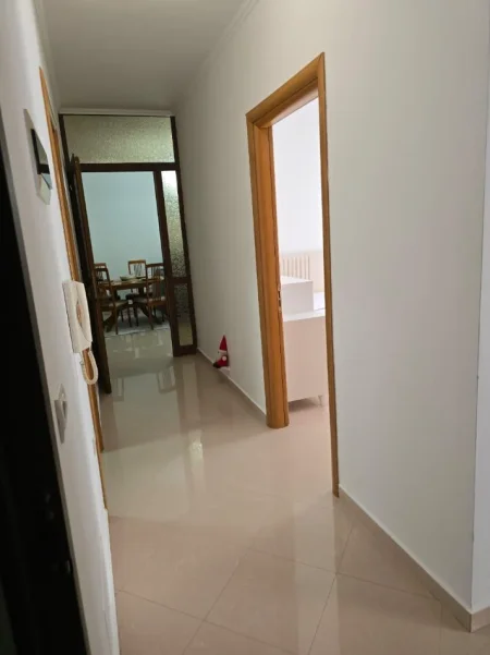 Tirane, jepet me qera apartament 2+1+Ballkon Kati 8, 115 m² 700 € (5 maji)