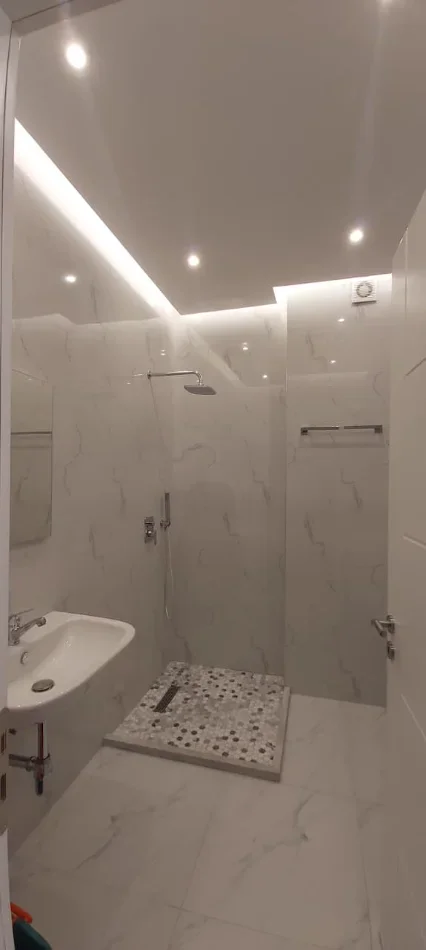 Tirane, jepet me qera apartament 1+1 Kati 10, 650 € (Ish Fusha e Aviacionit)