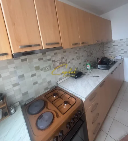 Tirane, jepet me qera apartament 2+1 Kati 3, 85 m² 350 € (KINOSTUDIO)