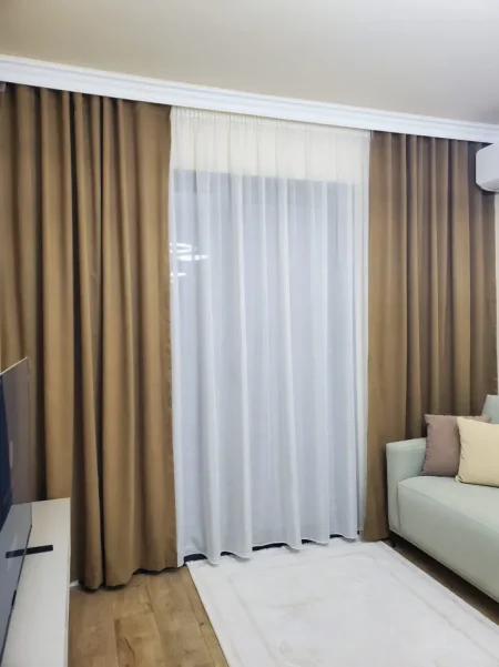 Tirane, jepet me qera apartament 1+1+Ballkon Kati 3, 75 m² 1.000 € (Liqeni i Thate)