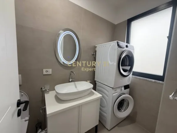 Tirane, jepet me qera apartament 2+1+Ballkon Kati 7, 90 m² 800 € (don bosko)