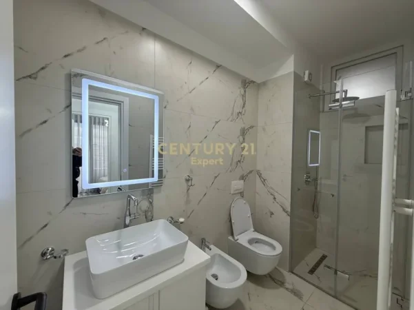 Tirane, jepet me qera apartament 2+1+Ballkon Kati 7, 90 m² 800 € (don bosko)