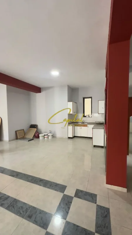 Tirane, jepet me qera ambjent biznesi Kati 1, 120 m² 950 € (RRUGA E DURRESIT)