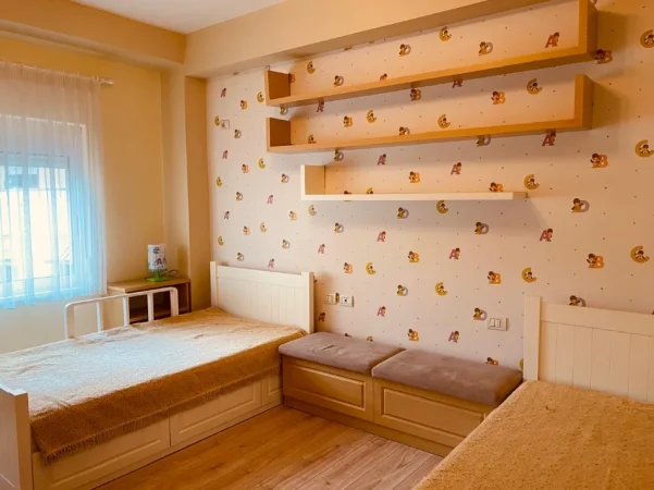 Tirane, jepet me qera apartament 2+1+Aneks+Ballkon Kati 1, 120 m² 680 € (rruga bardhyl)