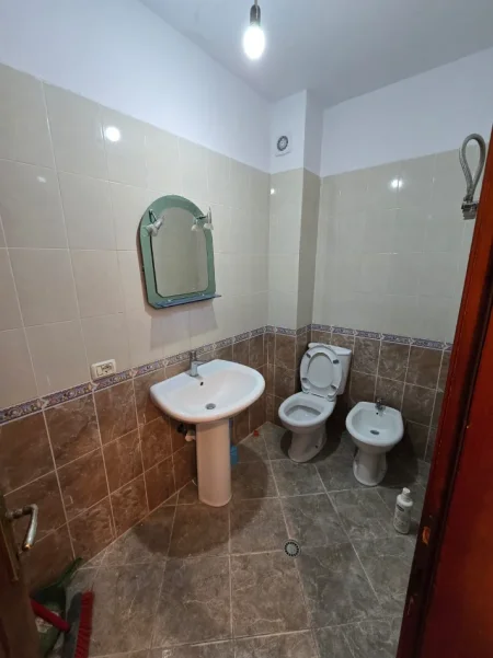 Tirane, jepet me qera apartament 2+1 , 100 m² 400 € 