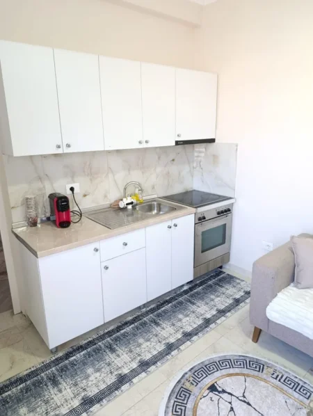 Tirane, jepet me qera apartament 1+1 Kati 1, 70 m² 500 € (Spitali Amerikan 2)