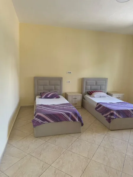 Tirane, jepet me qera ambjent biznesi Kati 1, 59 m² 400 € (Laprakë)