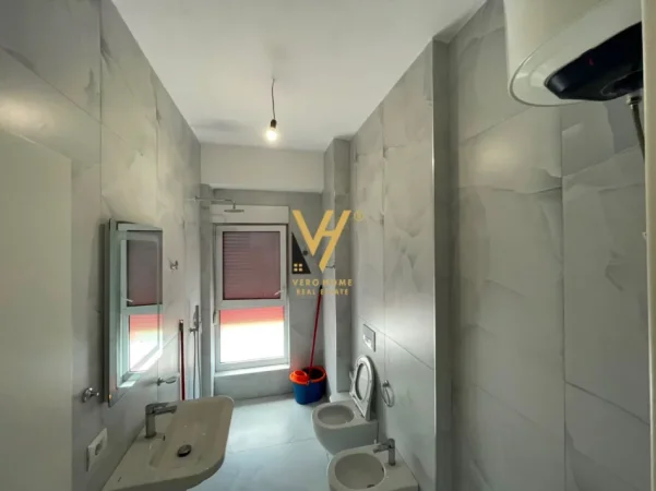 Tirane, jepet me qera apartament 1+1+Ballkon Kati 2, 60 m² 400 € (ALI DEMI)