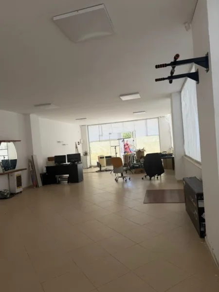 Tirane, jepet me qera ambjent biznesi Kati 0, 95 m² 500 € (Kodra e Diellit)