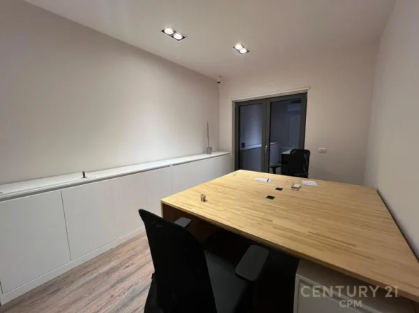 Tirane, jepet me qera zyre Kati 7, 170 m² 2.000 € (Zogu i Zi)