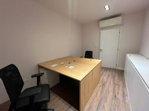 Tirane, jepet me qera zyre Kati 7, 170 m² 2.000 € (Zogu i Zi)