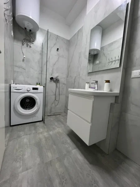 Tirane, jepet me qera apartament 1+1 Kati 3, 60 m² 650 € (Komplksi Kontakt/Ish-Parku)