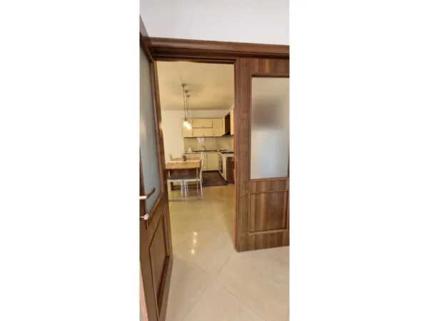 Tirane, jepet me qera apartament 2+1 Kati 4, 83 m² 650 € (qender)